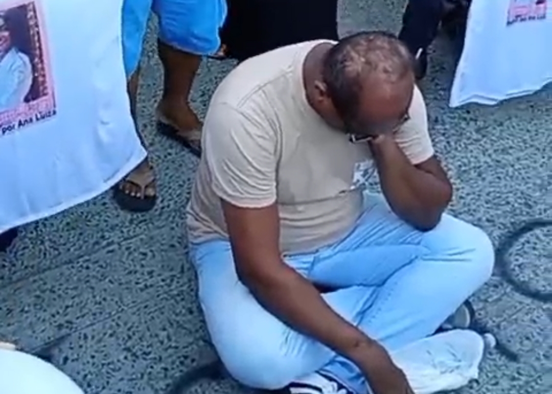 VÍDEO: Manifestação na Engomadeira comove com cena do pai de Ana Luiza; protesto é acompanhado por dezenas de policiais