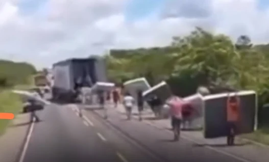 Vídeo: Revoltado, caminhoneiro grava saque de carga de colchões após acidente na BR-242.