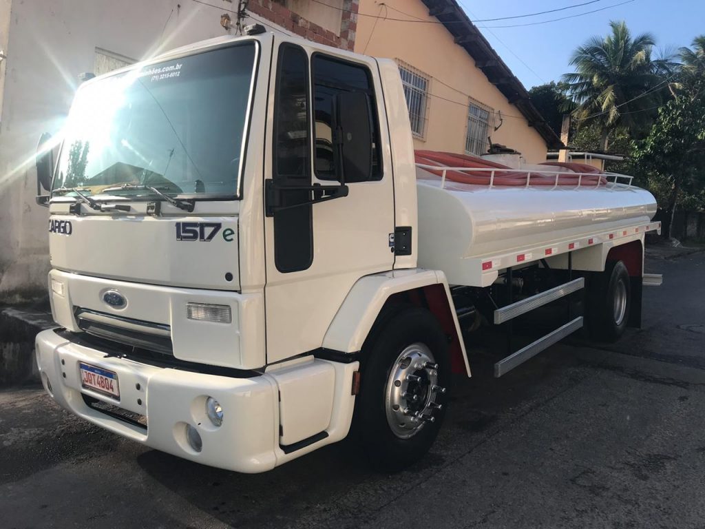 Prejuízos da falta de água em Salvador: serviços restritos e gastos extras com caminhão-pipa