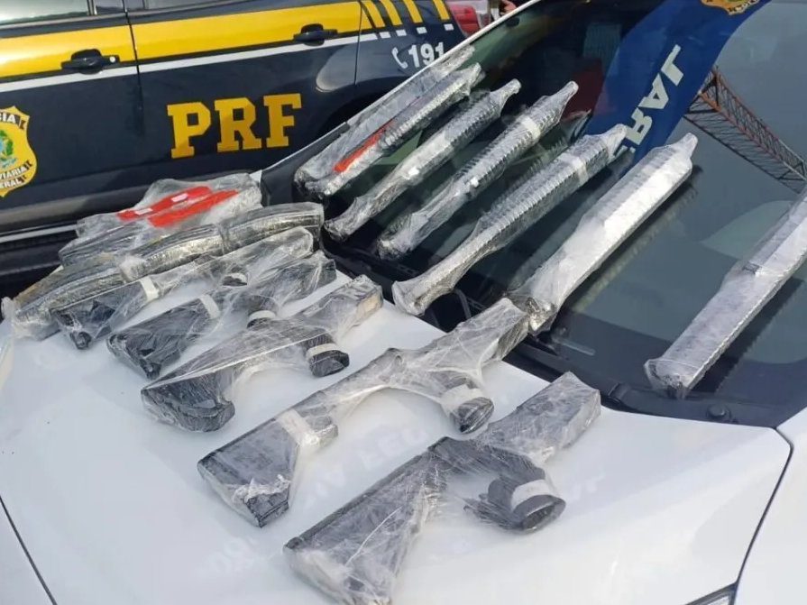 PRF apreende sete fuzis escondidos em carro com destino a Porto Seguro
