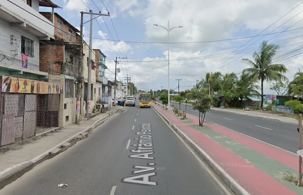 Suspeito armado é contido por passageiros e espancado em ônibus na Suburbana; PM interrompe linchamento