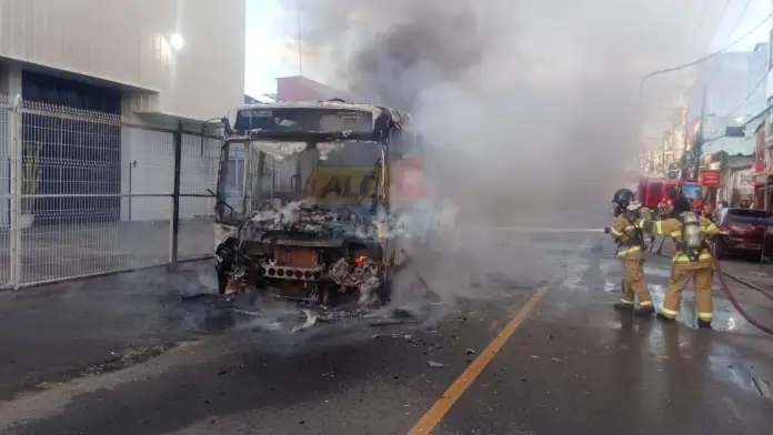 Ônibus pega fogo no bairro do Uruguai e assusta moradores na manhã desta quarta-feira