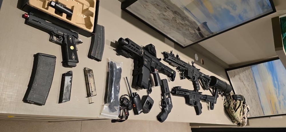 PF apreende arsenal em bunker em mansão de influencer Buzeira no interior de SP