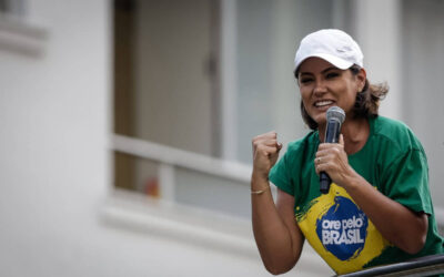 Michelle Bolsonaro emerge como nova liderança da direita após embate com filhos de Jair