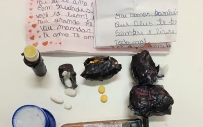 Homem é flagrado tentando entrar em presídio com tadalafila, creme de massagem e cartas de amor na cueca