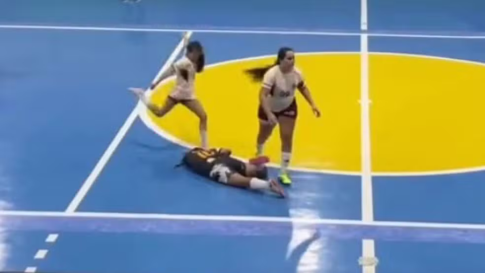 Jogadora é suspensa por 5 anos após chutar cabeça de adversária em futsal no Ceará