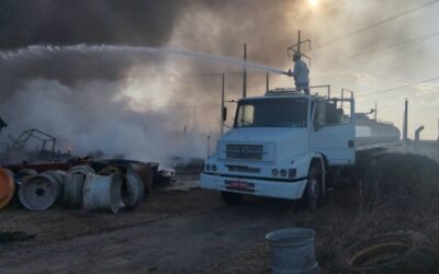 Defesa Civil atua no combate a incêndio em depósito de pneus no Solar do Oeste