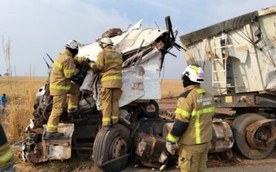 Desencarceramento na BR-242 mobiliza bombeiros após colisão entre carretas