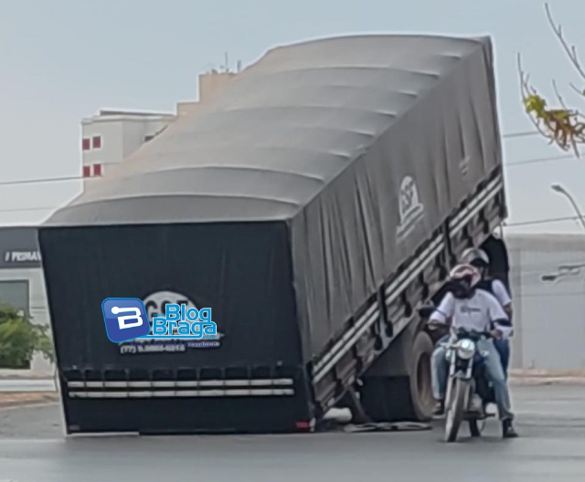 Semirreboque solto na BR-242, em Luís Eduardo Magalhães